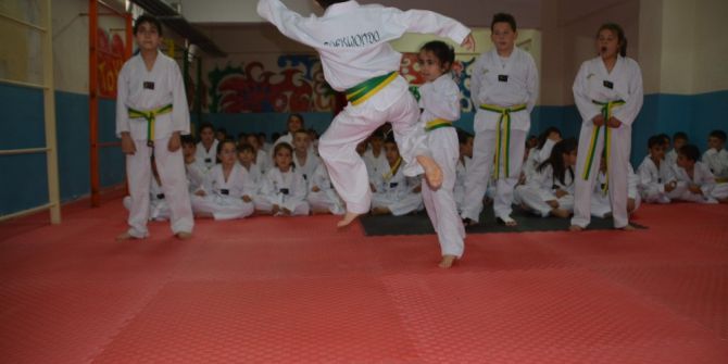 70 Öğrenci Tekvando Kuşak Sınavında Ter Döktü