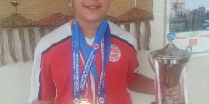 Kendisi Küçük, Başarısı Büyük