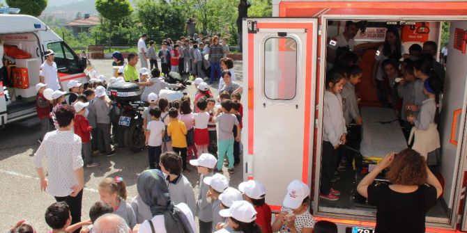 Minik Öğrenciler ‘Yaşama Yol Verdi’