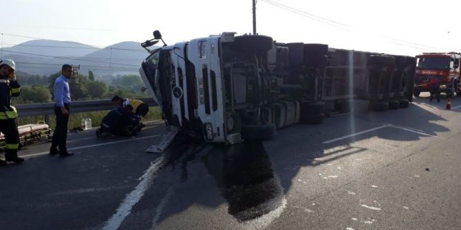 Soma-kırkağaç Yolunda Tır Devrildi: 1 Yaralı
