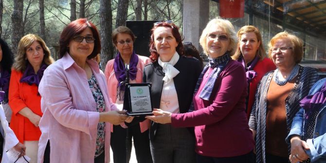 Ünlülerin Annelerine Plaket