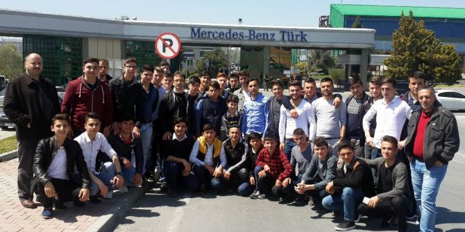 Öğrencilerden Otomotiv Sektörü Ve Şehitlik Gezisi