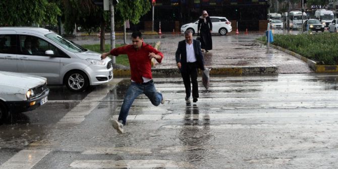 Adıyaman’da Şiddetli Yağmur Ve Dolu Hayatı Olumsuz Etkiledi