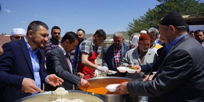 Birlik Vakfı Tarafından Cuma Namazı Sonrası Kuru Fasulye Dağıtıldı