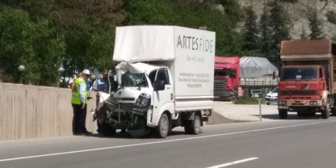 Kamyonet Sürücüsü Direksiyon Başında Uyukladı