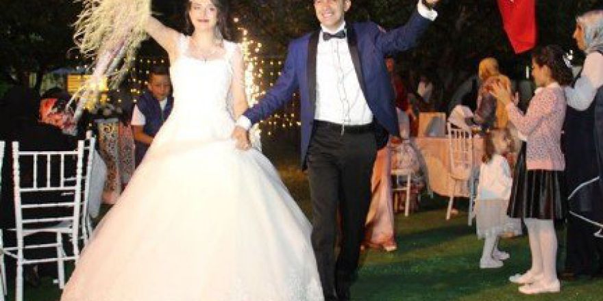 Demokrasi Nöbetlerine Düğünlerinde Devam Ettiler