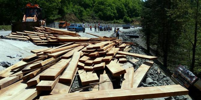 Kereste Yüklü Tır Uçuruma Yuvarlandı: 1 Yaralı