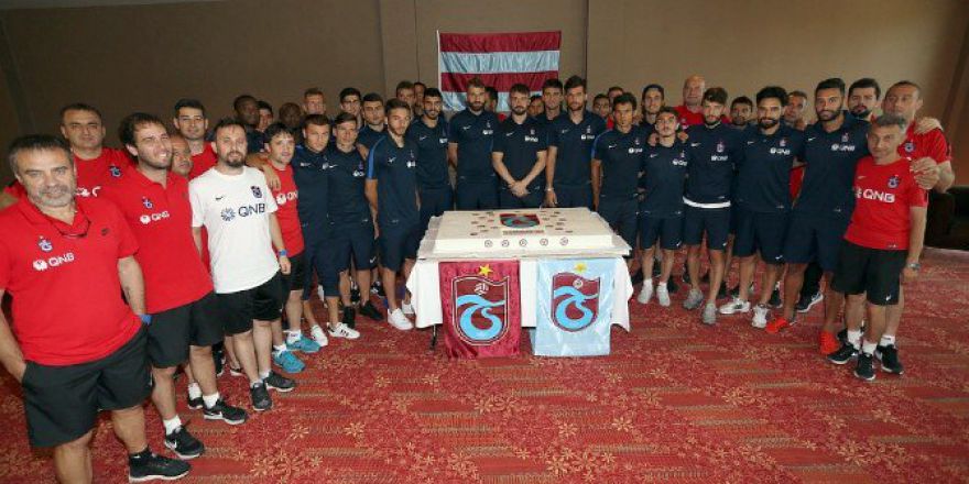 Trabzonspor Kuruluş Yıldönümünü Macaristan’da Pasta Keserek Kutladı