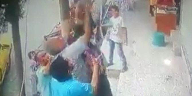 Balkondan Düşen Çocuğu Esnaf Havada Yakaladı