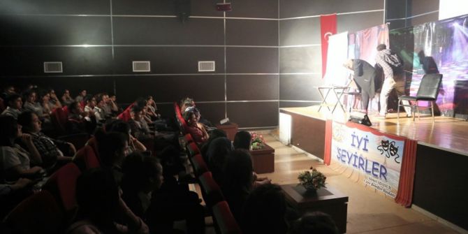 Cizre’de ‘Pembe Aslında Siyahtır’ Oyunu İlgi Gördü