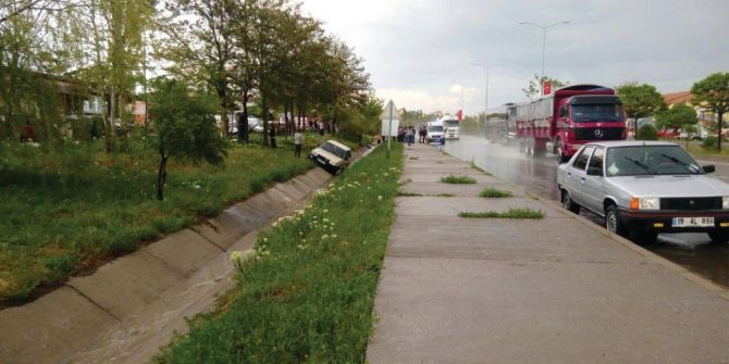 Su Birikintisine Kapılan Otomobil Yayaya Çarptı