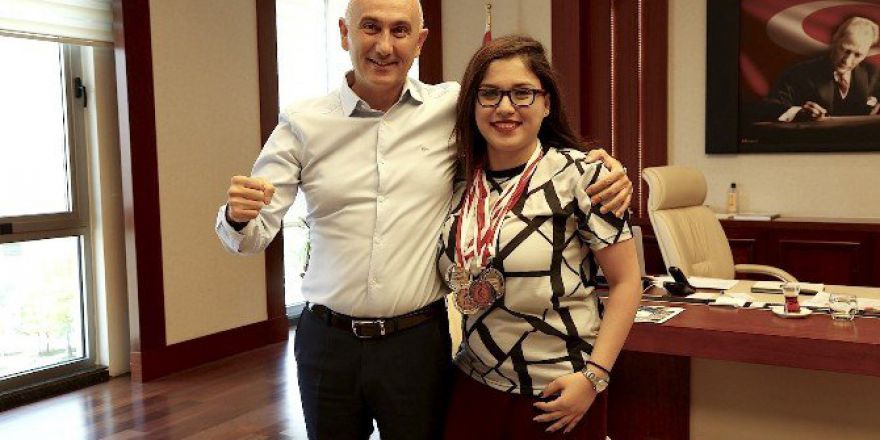 Yüzmede Hkü Başarısı Devam Ediyor