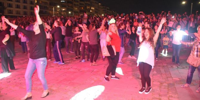 İzmir’de Karnaval Gibi Hıdırellez Kutlaması