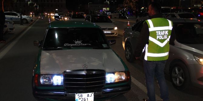 Asayiş Uygulamasını Çekirdek Ve Dondurma Yiyerek İzlediler