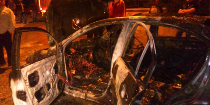 Alev Topuna Dönen Otomobilden Son Anda Canını Kurtardı