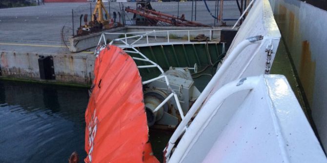 Feribotla Gemi Çarpıştı