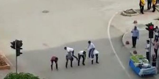 Kırmızı Işıkta Uzuneşek Oyunu