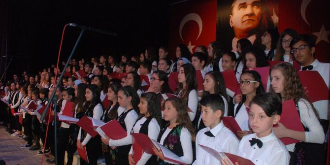 120 Kişilik Koro 8 Farklı Dilde Konser Verdi