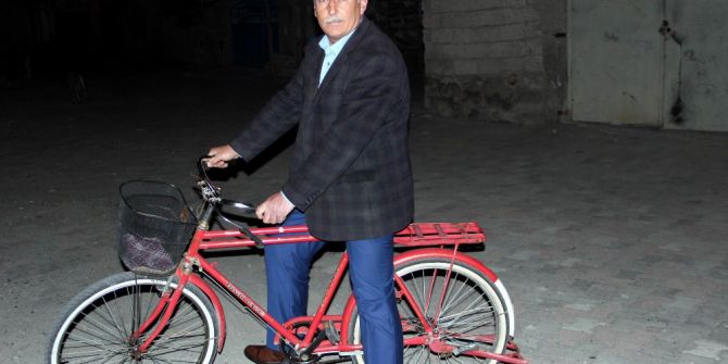 Sıra Dışı Muhtar, Ölenlerin Ve Doğanların Listesini Tutuyor