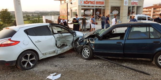 Soma’da İki Araç Çarpıştı: 3 Yaralı