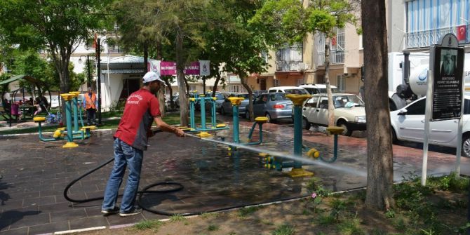 Şehzadeler’ De Tozlu Sokaklar Yıkanıyor