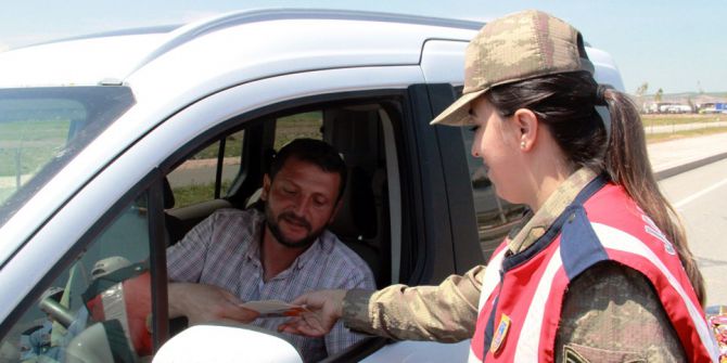 Polis Ve Jandarma Ekiplerinden Sürücülere Şeker İle Kolonya İkram Edildi