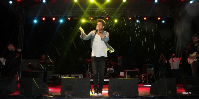 Binlerce Genç Sağanak Yağmur Altında Kolpa Grubu’nu Dinledi