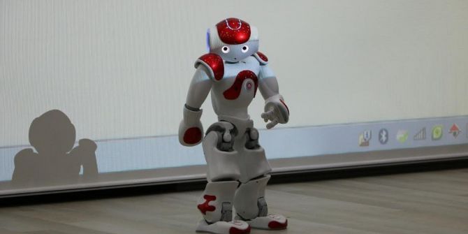 Fıkra Anlatan Ve Horon Tepen Robot