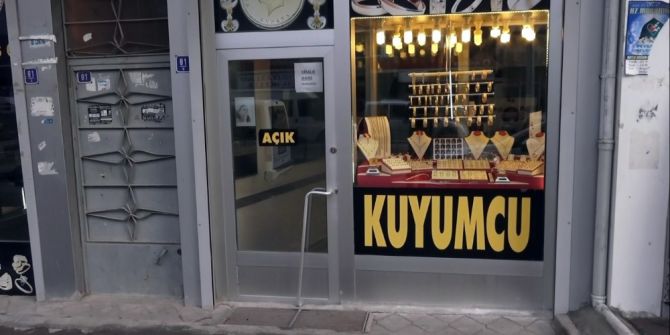 Yaşlı Dolandırıcının Rahatlığı