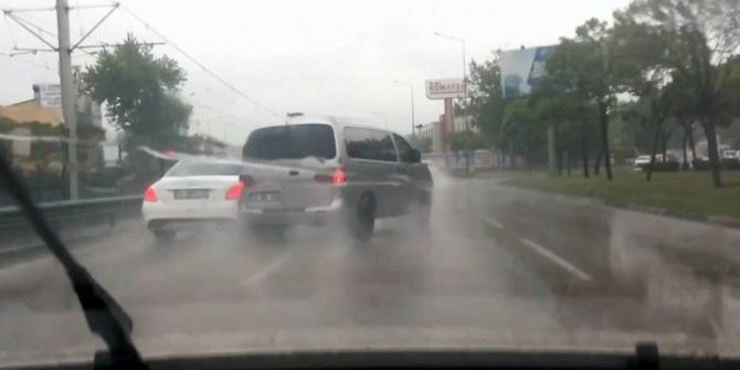 Yağmurda Kontrolden Çıkan Panelvan Direğe Böyle Çarptı