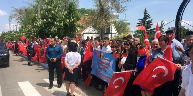 Başbakan Yıldırım, Gagavuz Halkı Tarafından Türk Bayrakları İle Karşılandı