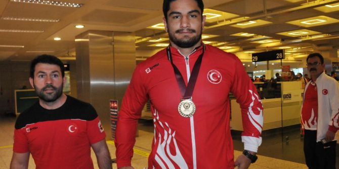 Avrupa Şampiyonu Milli Güreşçiler Yurda Döndü