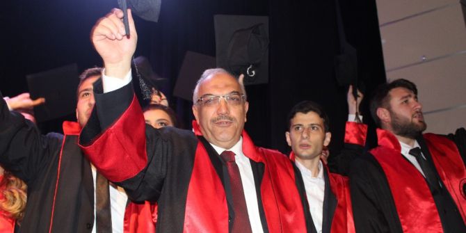 70 Yaşında Hukuk Fakültesinden Mezun Oldu