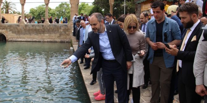 Bakan Kılıç, Balıklıgöl’ü Ziyaret Ederek Balıklara Yem Attı