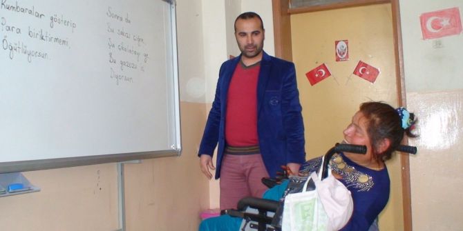 Engelli Kadın İlkokul Öğrencileriyle Okumayı Öğrendi