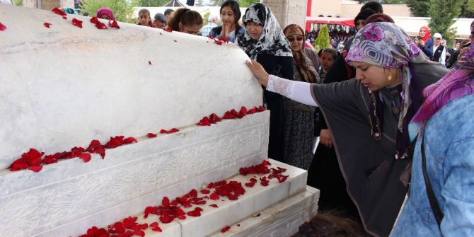 Yunus Emre Güllerle Süslenmiş Kabri Başında Yâd Edildi