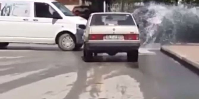 Patlayan Su Borusunu Sürücüler Oto Yıkamaya Çevirdi