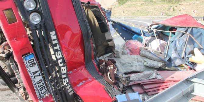 Freni Boşalan Kamyon Devrildi: 3 Yaralı