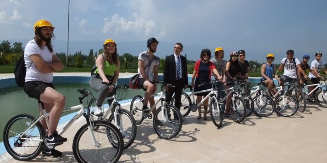 Burhaniye’ De Üniversiteliler Bisiklet Turuna Katıldı