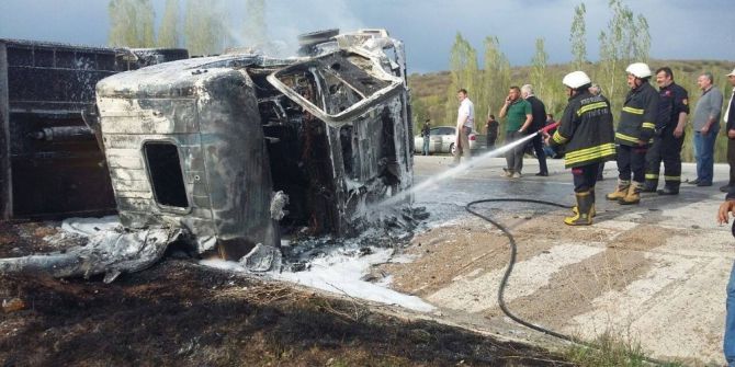 Devrilen Tır Alev Alev Yandı: 1 Yaralı