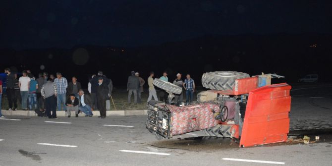 Tokat’ta Otomobille Traktör Çarpıştı: 2 Yaralı