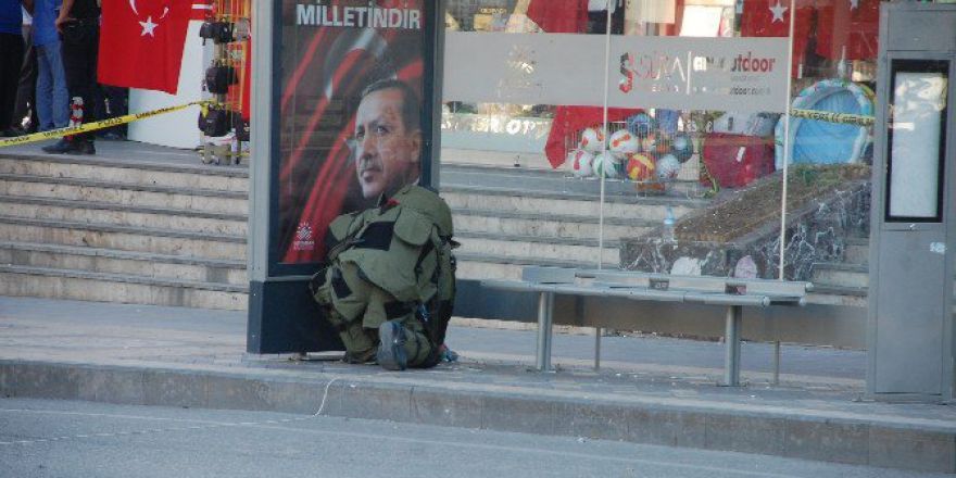 Otobüs Durağına Bırakılan Şüpheli Paketten Toprak Ve Taş Çıktı