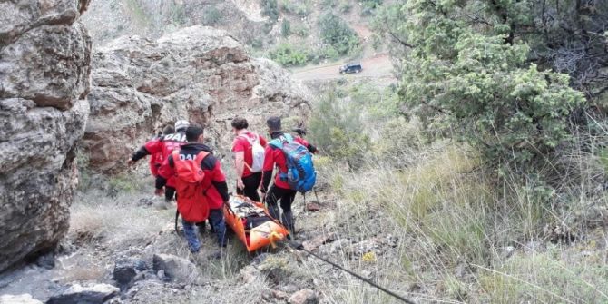 Dak Ekibi Mahsur Kalan Bisikletçileri Kurtardı