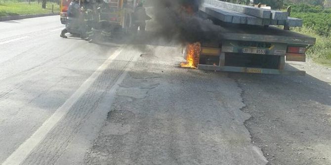 Seyir Halindeki Tırın Lastiği Yandı