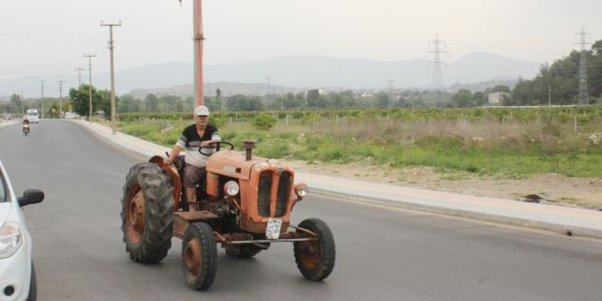 52 Yaşındaki Traktör Zamana Meydan Okuyor