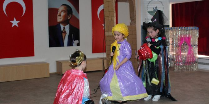 Atıklardan Ev Eşyası Ve Kıyafet Yaptılar