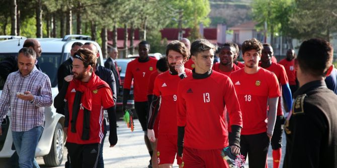 Yeni Malatyasporlu Taraftarlar Oyunculara Moral Verdi