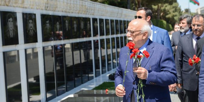 Bakan Nabi Avcı Bakü’de Şehitlikleri Ziyaret Etti