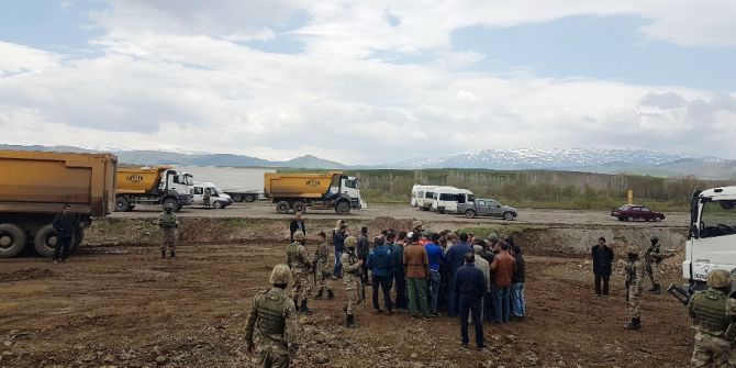 Köylüler Protesto Etti, Vali Ve Milletvekili Olay Yerine Geldi