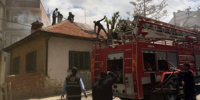 Karaman’da Afgan Ailenin Kaldığı Evin Çatısı Yandı